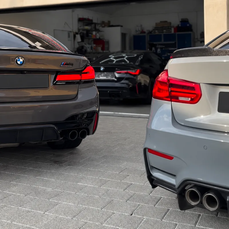 BMW Fahrzeuge vor der Werkstatt