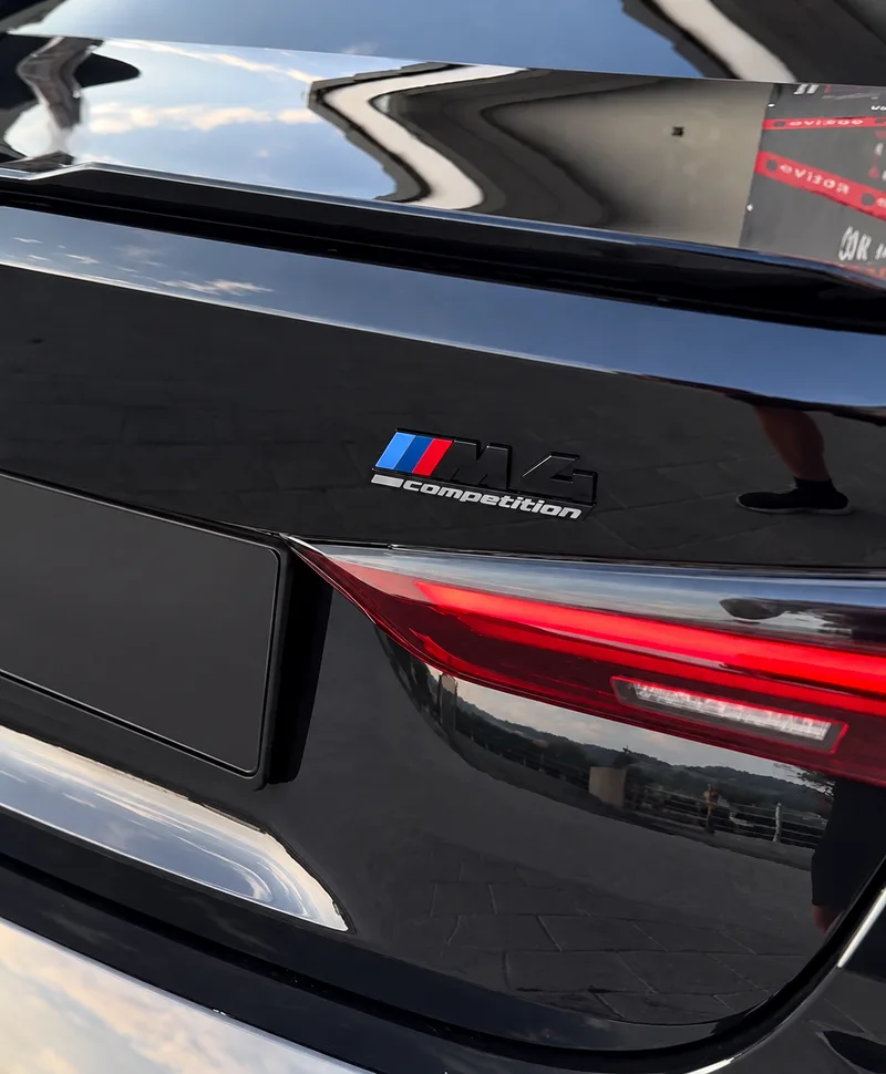 BMW M4 Emblem und Rückleuchte