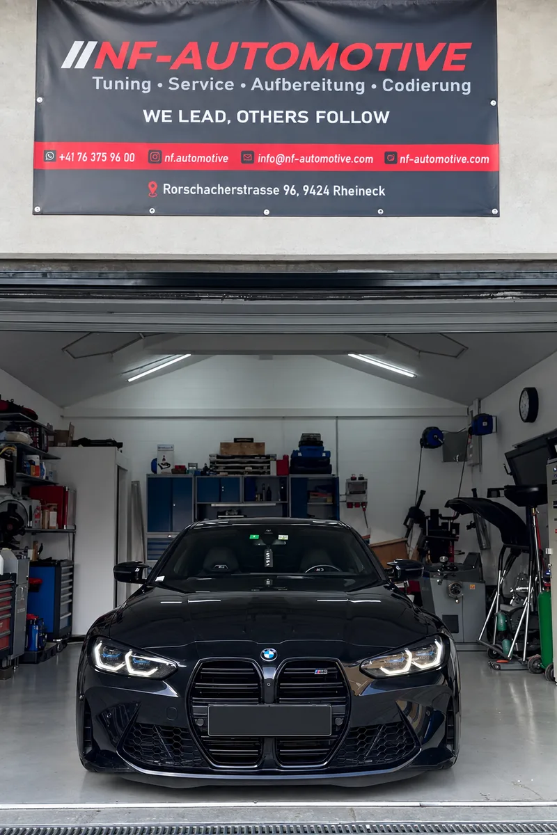 Fahrzeug vor dem Eingang der NF-Automotive Werkstatt