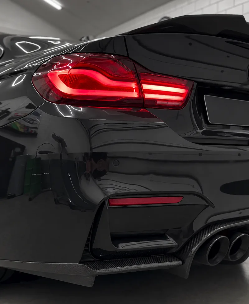 BMW Heck mit leuchtenden Rückleuchten