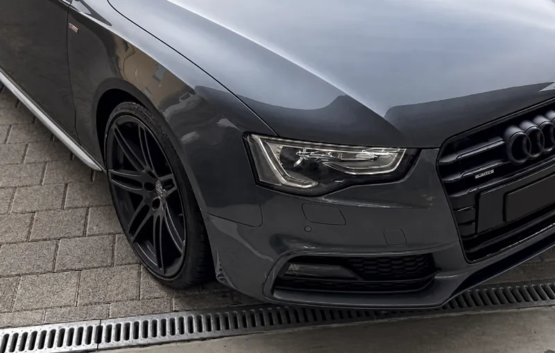 Grauer Audi mit schwarzen Felgen