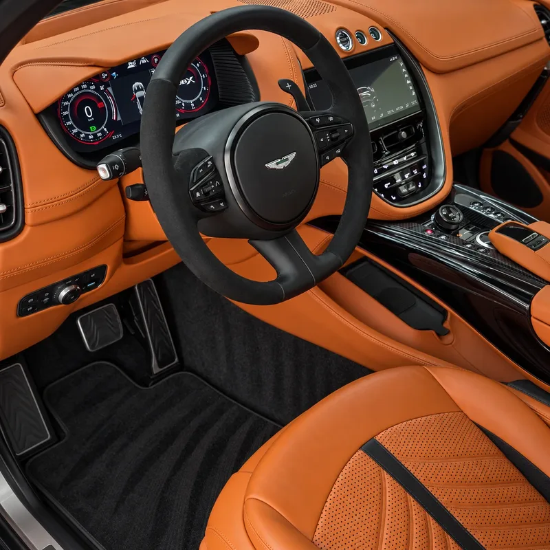 Aston Martin Innenraum mit orangefarbenem Leder